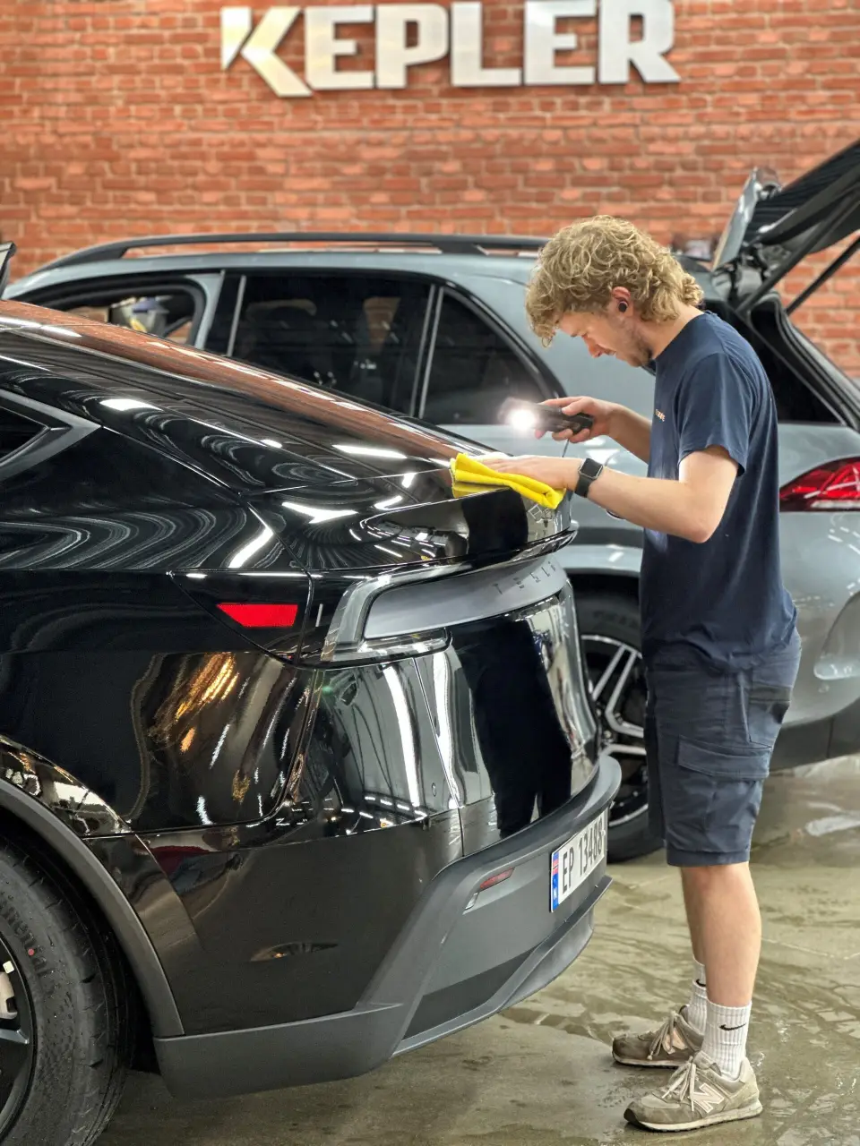 Svart Tesla Model Y får lakkforsegling i verkstedet hos Kepler Bilservice